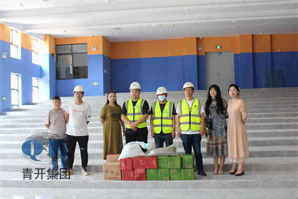 武汉市洪山区建筑业协会来项目部送清凉慰问