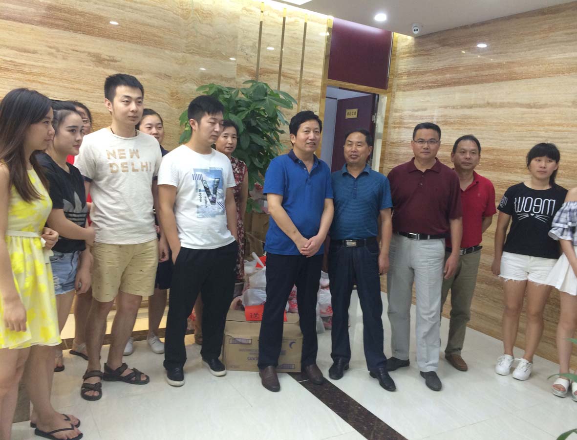 洪山区建筑业工会联合会来我司送清凉物资