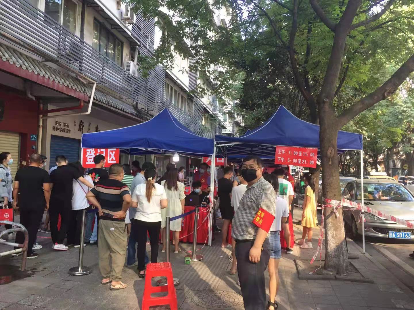 青开党支部作为社区志愿者在核酸检测点维持秩序