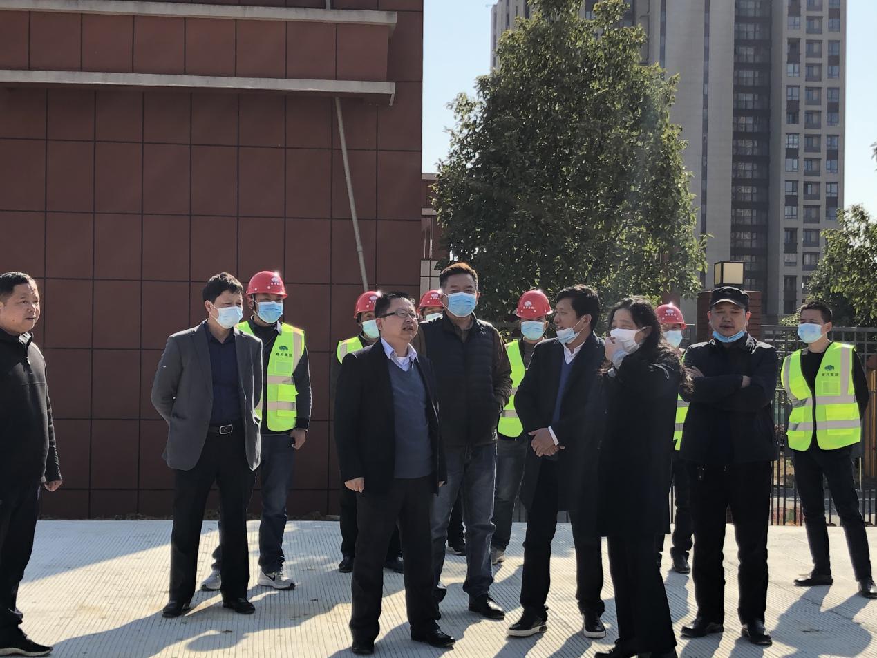 洪山区王区长等一行来青开公司爱家名校华城中学项目视察