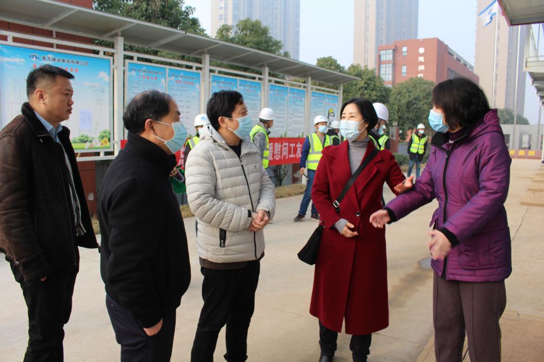 区政协、区总工会和区建筑业 工会联合会走进工地送温暖